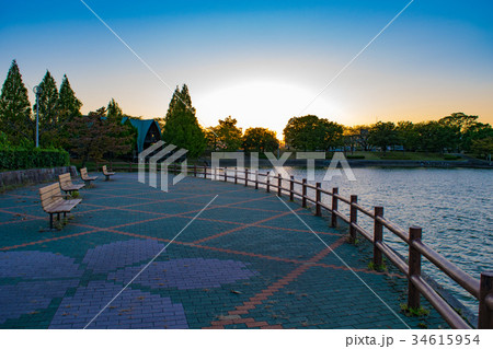 夕暮れ時の池のある公園 34615954