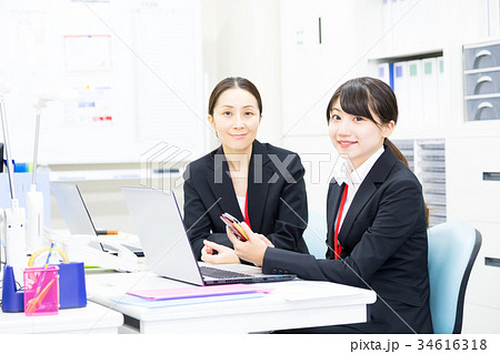 女性社員　OL　新人教育　ビジネスマン　サラリーマン　パソコン　オフィスイメージ　ビジネスイメージ 34616318