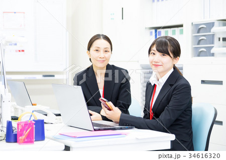 女性社員　OL　新人教育　ビジネスマン　サラリーマン　パソコン　オフィスイメージ　ビジネスイメージ 34616320
