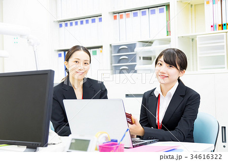 女性社員　OL　新人教育　ビジネスマン　サラリーマン　パソコン　オフィスイメージ　ビジネスイメージ 34616322