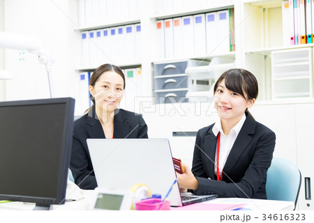 女性社員　OL　新人教育　ビジネスマン　サラリーマン　パソコン　オフィスイメージ　ビジネスイメージ 34616323