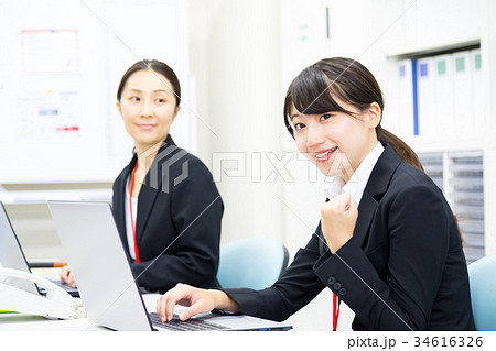女性社員　OL　新人教育　ビジネスマン　サラリーマン　パソコン　オフィスイメージ　ビジネスイメージ 34616326