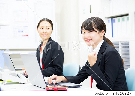 女性社員　OL　新人教育　ビジネスマン　サラリーマン　パソコン　オフィスイメージ　ビジネスイメージ 34616327