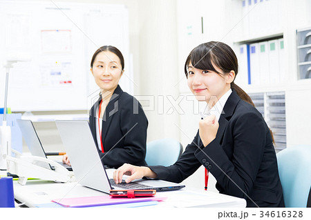 女性社員　OL　新人教育　ビジネスマン　サラリーマン　パソコン　オフィスイメージ　ビジネスイメージ 34616328