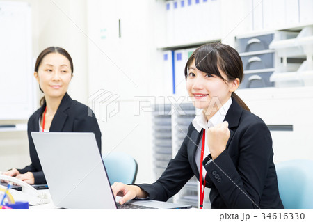 女性社員　OL　新人教育　ビジネスマン　サラリーマン　パソコン　オフィスイメージ　ビジネスイメージ 34616330
