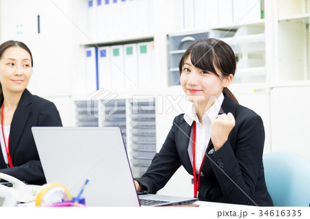 女性社員　OL　新人教育　ビジネスマン　サラリーマン　パソコン　オフィスイメージ　ビジネスイメージ 34616335