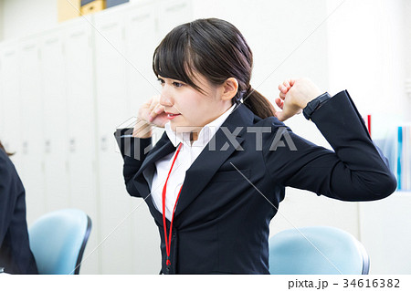 女性社員　OL　ビジネスマン　サラリーマン　パソコン　オフィスイメージ　ビジネスイメージ 34616382