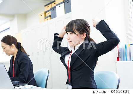 女性社員　OL　ビジネスマン　サラリーマン　パソコン　オフィスイメージ　ビジネスイメージ 34616385
