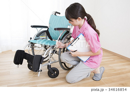 車椅子点検する車いす安全整備士 34616854
