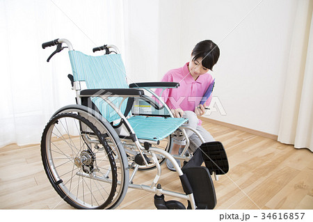 車椅子点検する車いす安全整備士 34616857