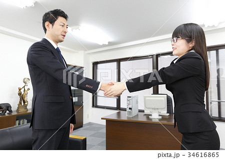 ビジネス 商談 セールス 打ち合わせ ビジネスウーマン 握手 ビジネス 商談 セールス 打ち合わせ ビジネスウーマン 握手 34616865