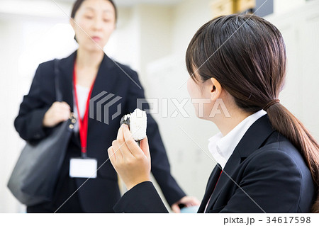 デスクで食事をする女性社員 OL ビジネスマン サラリーマン パソコン オフィスイメージ ビジネス デスクで食事をする女性社員 OL ビジネスマン サラリーマン パソコン オフィスイメージ ビジネス 34617598