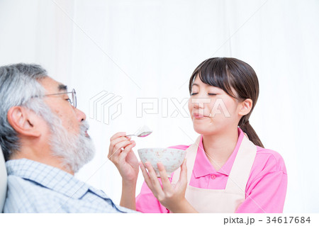 介護職 寝たきり高齢者に食べさせる 高齢者介護 介助シーン 食事介助 介護士 介護職 寝たきり高齢者に食べさせる 高齢者介護 介助シーン 食事介助 介護士 34617684