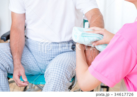 介護士と高齢者 高齢者介護 介助シーン 清拭 体を拭く ボディパーツ パーツカット 顔なし 介護士と高齢者 高齢者介護 介助シーン 清拭 体を拭く ボディパーツ パーツカット 顔なし 34617726