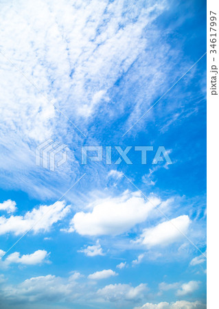 雲　空　青い空　白い雲　秋の空　晩夏の空　背景用素材　クラウド　青空　合成用背景 34617997