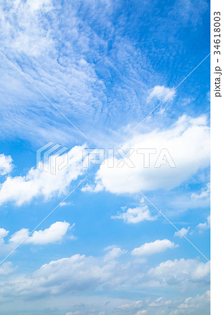 雲 空 青い空 白い雲 秋の空 晩夏の空 背景用素材 クラウド 青空 合成用背景の写真素材