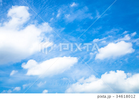 雲　空　青い空　白い雲　秋の空　晩夏の空　背景用素材　クラウド　青空　合成用背景 34618012