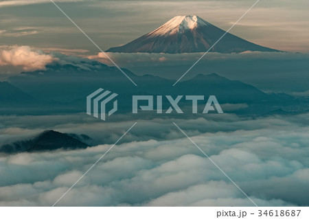百蔵山から見る朝の雲海と富士山 百蔵山から見る朝の雲海と富士山 34618687