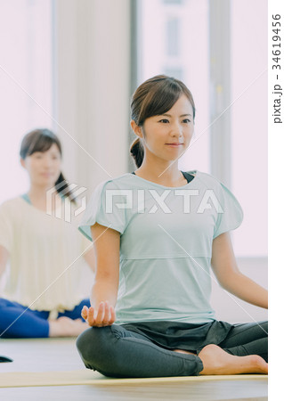 ヨガスタジオでヨガをする若い女性 34619456