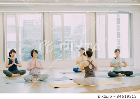 ヨガスタジオでヨガをする若い女性 ヨガスタジオでヨガをする若い女性 34619515