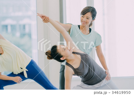 ヨガスタジオでヨガをする若い女性 34619950