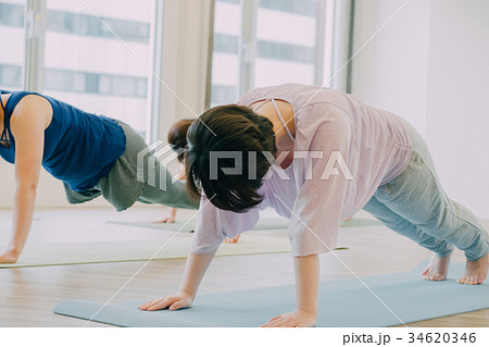 ヨガスタジオでヨガをする若い女性 34620346