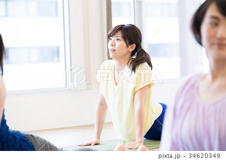 ヨガスタジオでヨガをする若い女性 ヨガスタジオでヨガをする若い女性 34620349
