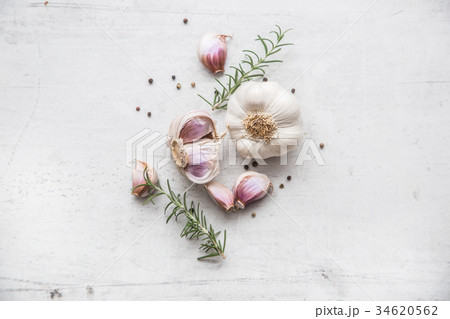 Garlic bulb.Fresh garlic with rosemary and pepper Garlic bulb.Fresh garlic with rosemary and pepper 34620562