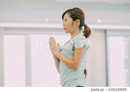 ヨガスタジオでヨガをする若い女性 34620606