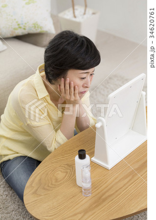 お肌を気にするアラフォー女子 お肌を気にするアラフォー女子 34620761
