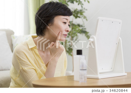 お肌を気にするアラフォー女子 34620844