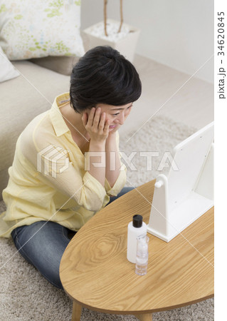 お肌を気にするアラフォー女子 34620845