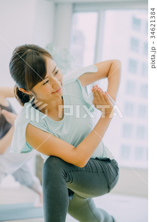 スタジオでヨガをする若い女性 34621384