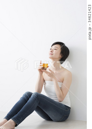 窓辺でハーブティを飲むアラフォー女子 34621423