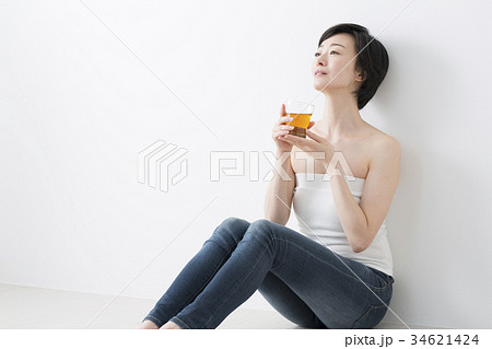 窓辺でハーブティを飲むアラフォー女子 窓辺でハーブティを飲むアラフォー女子 34621424