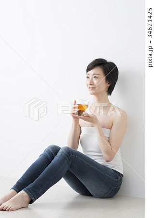 窓辺でハーブティを飲むアラフォー女子 34621425