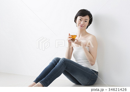 窓辺でハーブティを飲むアラフォー女子 34621426