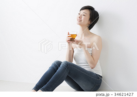 窓辺でハーブティを飲むアラフォー女子 34621427