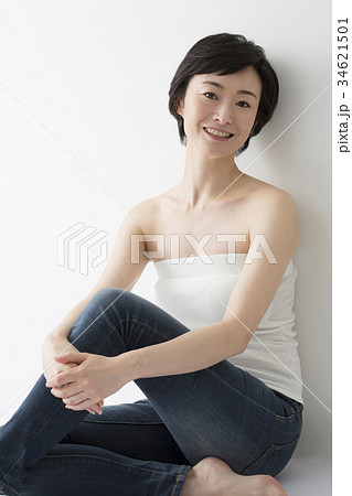 窓辺に座るアラフォー女子 34621501