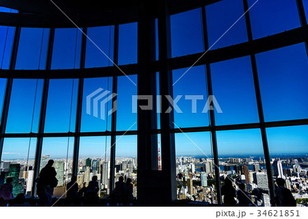 展望台から望む東京都心の風景と観光客 34621851