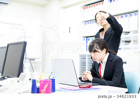 女性社員 OL 新人教育 ビジネスマン サラリーマン  パソコン オフィスイメージ ビジネスイメージ 女性社員 OL 新人教育 ビジネスマン サラリーマン  パソコン オフィスイメージ ビジネスイメージ 34621933