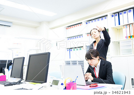 女性社員　OL　新人教育　ビジネスマン　サラリーマン　　パソコン　オフィスイメージ　ビジネスイメージ 34621943