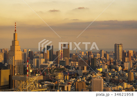 都庁展望室から望む夕焼けの東京タワーとビル群 34621958