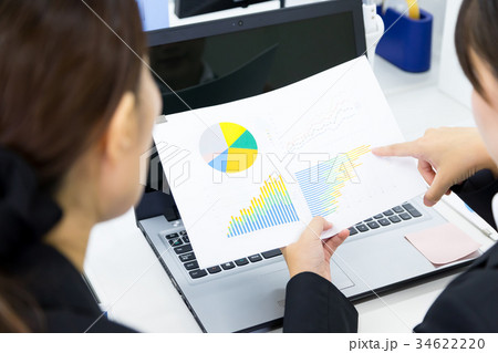 女性社員　OL　手元　ビジネスマン　サラリーマン　パソコン　オフィスイメージ　ビジネスイメージ 34622220