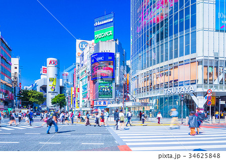 東京 渋谷駅 スクランブル交差点の風景の写真素材