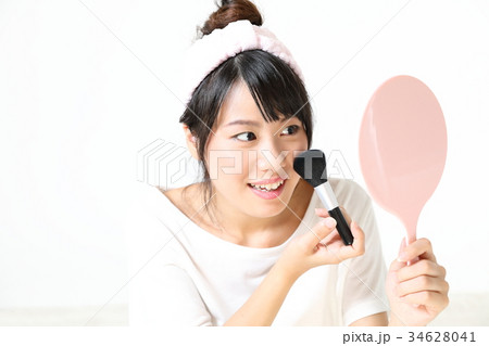 若い女性　メイクアップ　チークブラシ 34628041