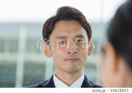 納得がいかない表情のビジネスマン 納得がいかない表情のビジネスマン 34628853