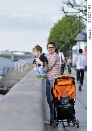 Mother and son stand on the embankment in Sankt Petersburg 34629492
