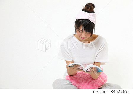 若い女性　床に座って本を読む 34629652