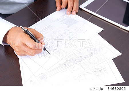 ビジネスイメージ 男性 図面 ビジネスイメージ 男性 図面 34630806